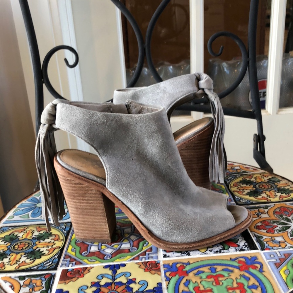 Vince Camuto gray suede chunky heel open-toe sandal with fringe on back